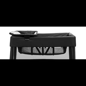 4moms Breeze go bassinet attachment and flip changer